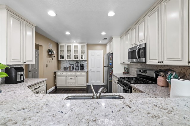 Detail Gallery Image 4 of 22 For 2225 Indigo Hills Dr #3,  Corona,  CA 92879 - 3 Beds | 2/1 Baths