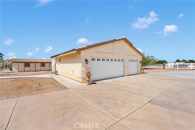 12958 Ranchero Road, Oak Hills CA: https://media.crmls.org/medias/ef11de8b-d4c7-4b09-906c-efefccd9edc8.jpg