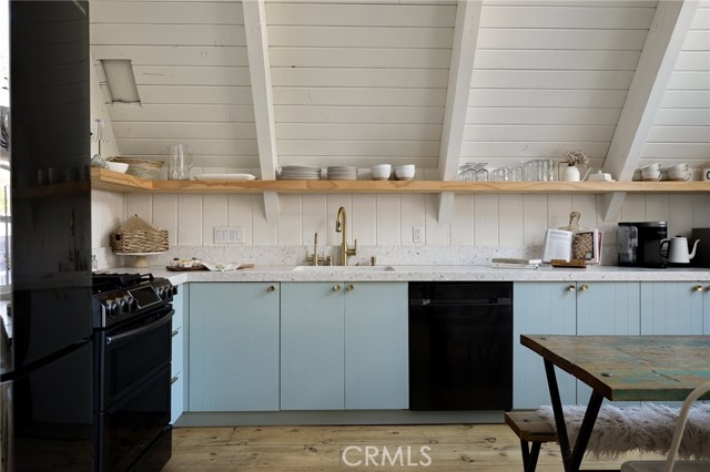 Detail Gallery Image 17 of 51 For 987 Tirol Ln, Lake Arrowhead,  CA 92352 - 3 Beds | 2 Baths