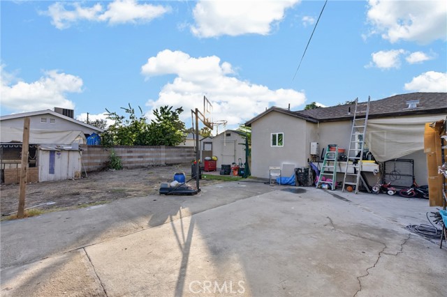 11081 De Garmo photo 25