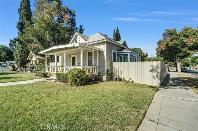 Detail Gallery Image 2 of 50 For 151 N Lincoln, Fullerton,  CA 92831 - 4 Beds | 4 Baths