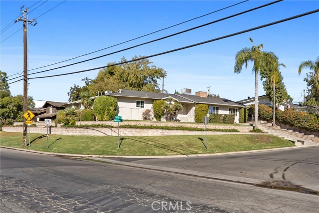 Detail Gallery Image 5 of 52 For 1800 Country Club Dr, Bakersfield,  CA 93306 - 5 Beds | 3 Baths