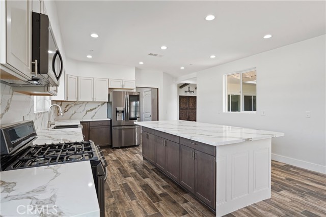 Detail Gallery Image 9 of 37 For 7108 Luane Trl, Colton,  CA 92324 - 5 Beds | 3/1 Baths
