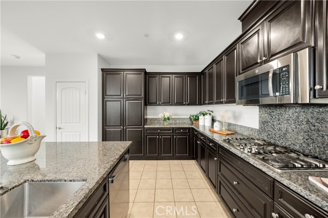 Detail Gallery Image 12 of 51 For 6956 La Rochelle Way, Chino,  CA 91710 - 5 Beds | 3/1 Baths