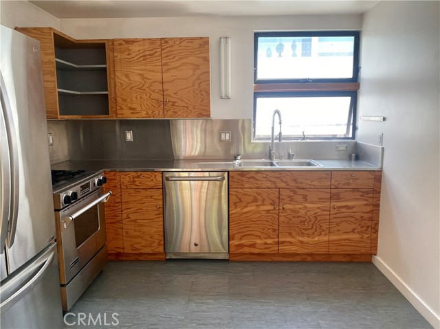 1113 Electric Avenue, Venice CA: https://media.crmls.org/medias/ef1f5503-4d0f-4024-be4e-d2352e7a2413.jpg