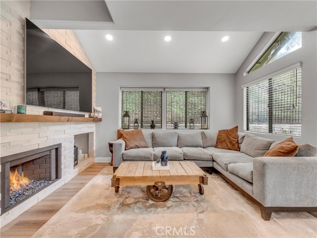 Detail Gallery Image 7 of 54 For 29729 Strawberry Hill Dr, Agoura Hills,  CA 91301 - 3 Beds | 3 Baths