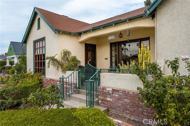 Detail Gallery Image 12 of 36 For 4545 Sunnyside Dr, Riverside,  CA 92506 - 2 Beds | 2 Baths