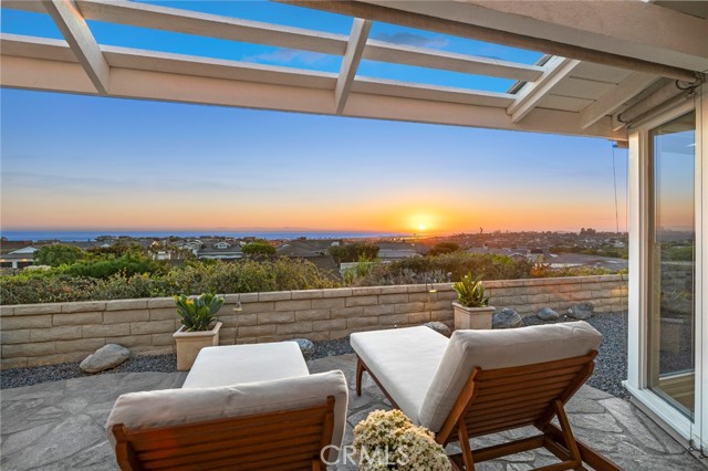 Detail Gallery Image 3 of 36 For 1401 Seacrest Dr, Corona Del Mar,  CA 92625 - 4 Beds | 3 Baths