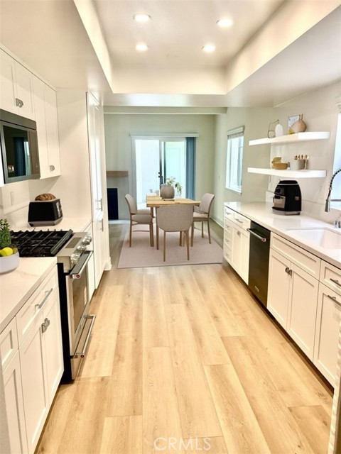 Detail Gallery Image 2 of 5 For 204 18th, Huntington Beach,  CA 92648 - 3 Beds | 2/1 Baths