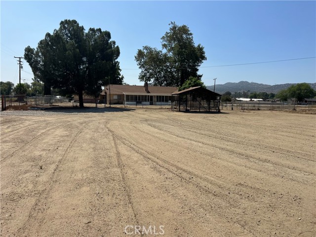 28900 Reservoir Avenue, Nuevo CA: https://media.crmls.org/medias/ef21f8d0-d8ec-40d2-994b-8fb65e820f84.jpg
