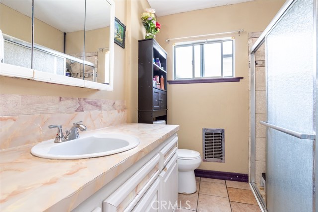 6402 Graves Avenue, Van Nuys CA: https://media.crmls.org/medias/ef25dfaa-6de5-4821-a598-2c273aa8921b.jpg