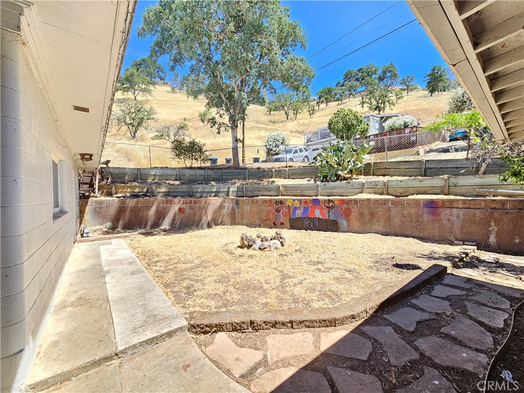 https://media.crmls.org/medias/ef2a9f83-75c2-4a68-878a-336a7d203f8b.jpg?preset=X-Large