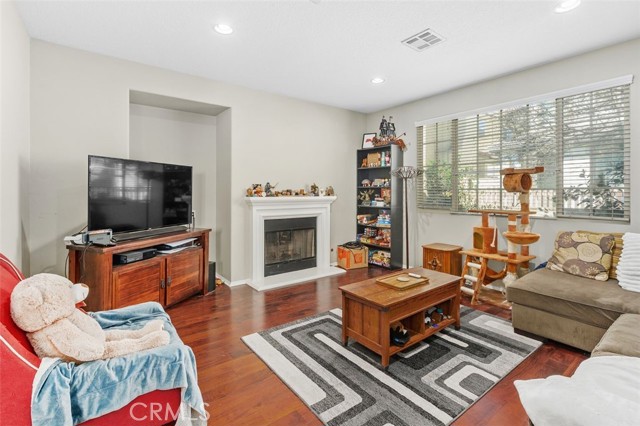 Detail Gallery Image 4 of 39 For 814 Pyramid Ct, Corona,  CA 92880 - 4 Beds | 2/1 Baths