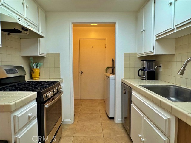 Detail Gallery Image 20 of 54 For 4177 Manhattan Beach Blvd., Lawndale,  CA 90260 - 3 Beds | 3 Baths