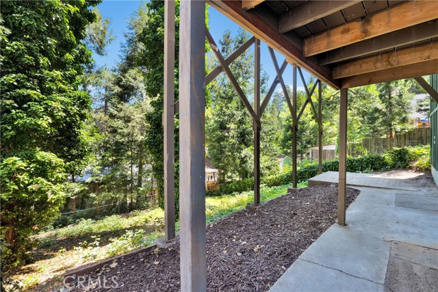 23550 Lake Drive, Crestline CA: https://media.crmls.org/medias/ef2fa60a-fedb-4650-acec-6189cdfb5e2e.jpg