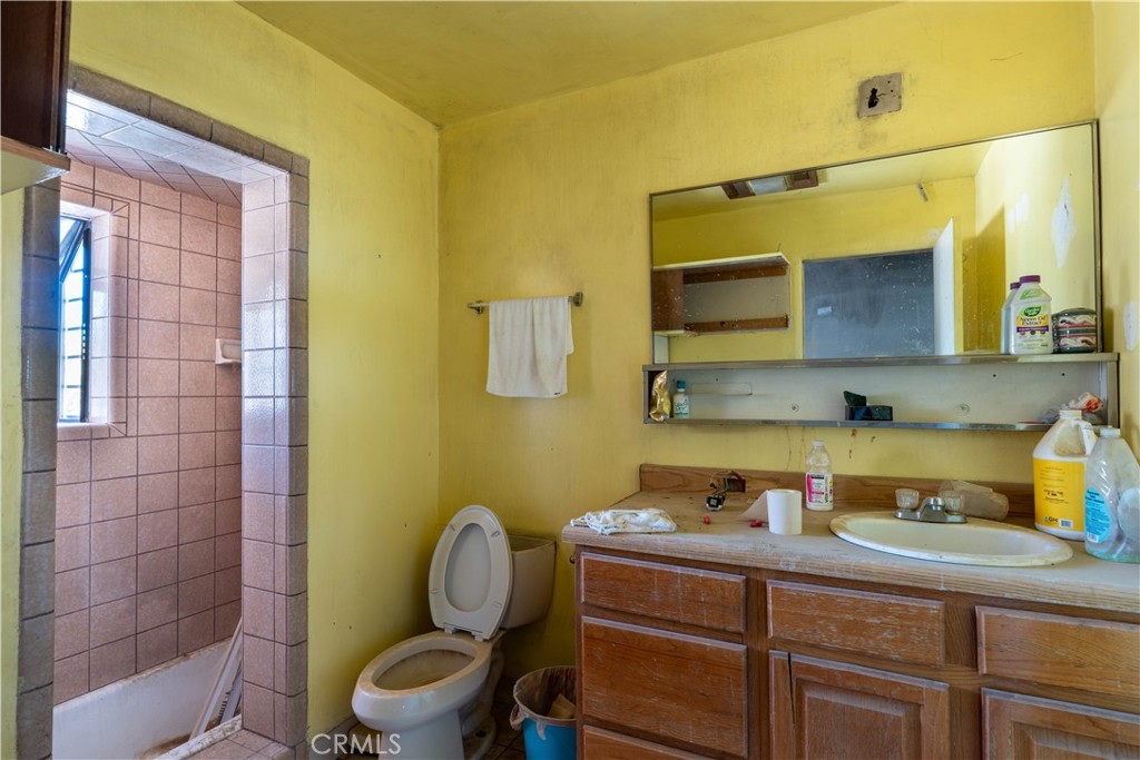 https://media.crmls.org/medias/ef32c6c1-c5b2-4013-a538-015776e365e6.jpg?preset=X-Large