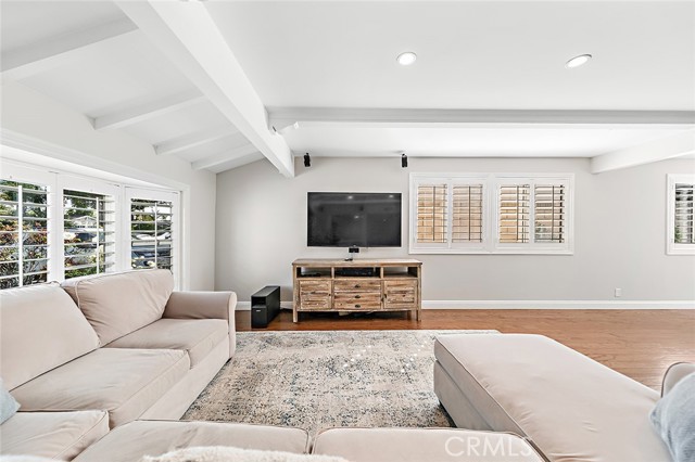 11211 Martha Ann Drive, Rossmoor CA: https://media.crmls.org/medias/ef336884-6443-4826-807f-84f3ccaa32c9.jpg