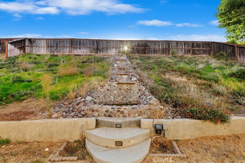 https://media.crmls.org/medias/ef34ca9e-37a5-4066-8b80-65a535c1171f.jpg?preset=X-Large
