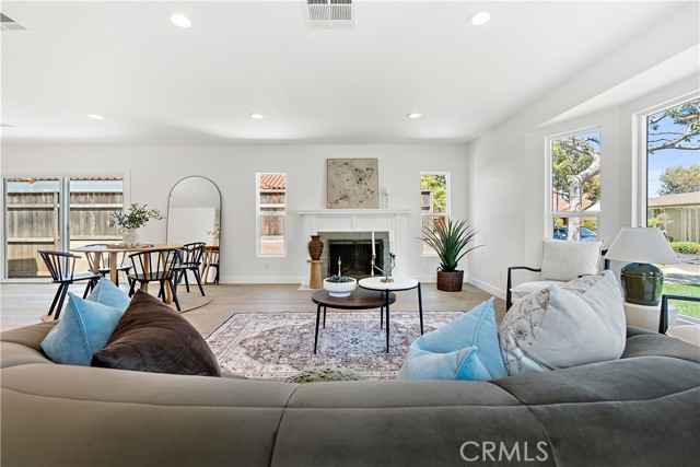 3991 Hubert Avenue, Los Angeles CA: https://media.crmls.org/medias/ef35ab32-b5a6-4f76-814e-017a716e1e6f.jpg