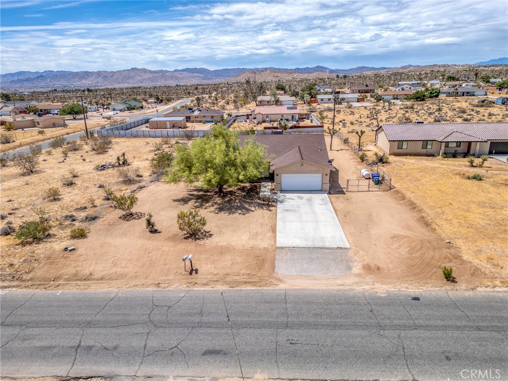 https://media.crmls.org/medias/ef363eb9-fb57-4e5e-939d-c75d451def8e.jpg?preset=X-Large