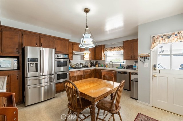 931 5th Street, Hermosa Beach, California 90254, 6 Bedrooms Bedrooms, ,2 BathroomsBathrooms,Residential,Sold,5th,SB22187324