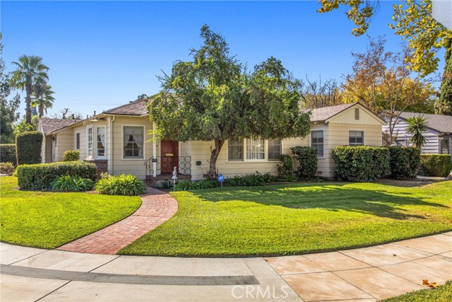 838 838 College Ave, Redlands CA: https://media.crmls.org/medias/ef36dcb9-55f2-41e2-bc15-8408d60fea9c.jpg