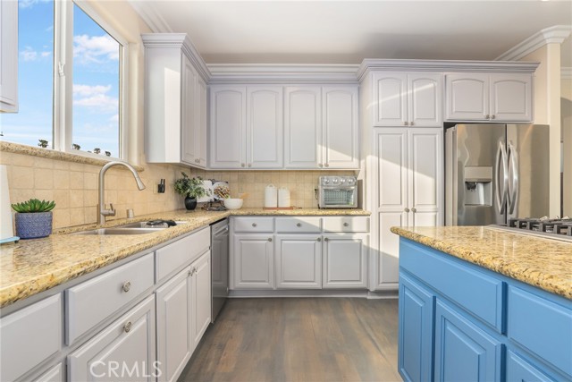 Crisp, Clean and bright kitchen with plenty of counter and cabinet space!