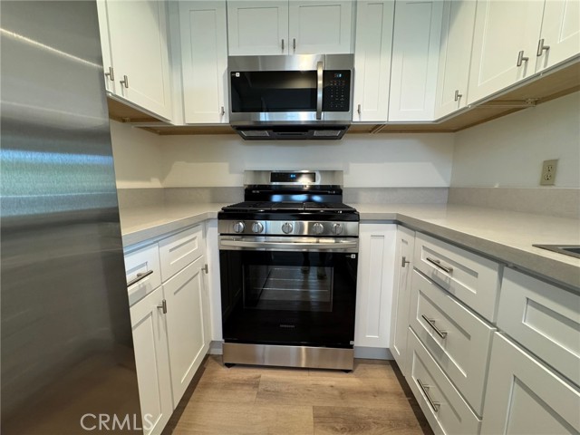 Detail Gallery Image 8 of 47 For 700 W 3rd, Santa Ana,  CA 92701 - 2 Beds | 2 Baths