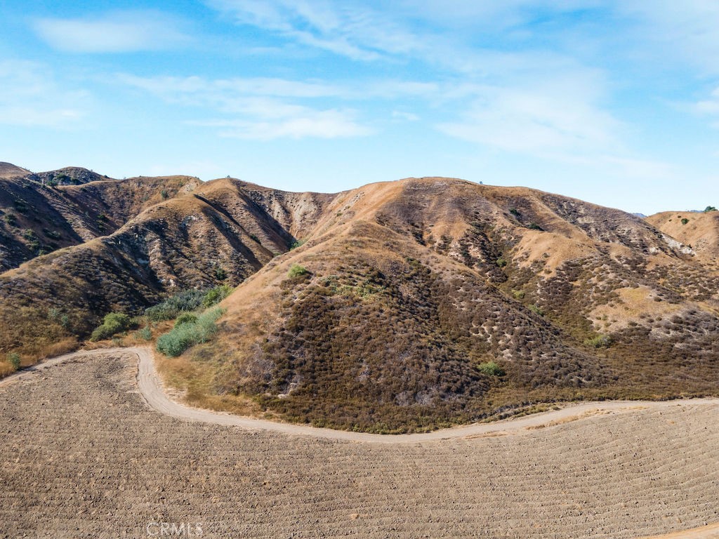 https://media.crmls.org/medias/ef39975d-b5d4-4c4d-9402-2c261e0258bf.jpg?preset=X-Large