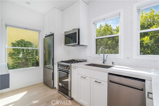 Detail Gallery Image 11 of 47 For 5228 De Longpre Ave, Los Angeles,  CA 90027 - 2 Beds | 2 Baths