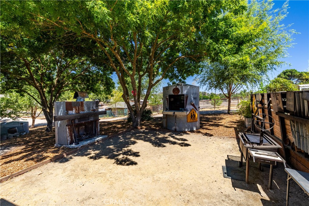https://media.crmls.org/medias/ef3ef424-d8ec-4833-9a65-787c394dbb6a.jpg?preset=X-Large