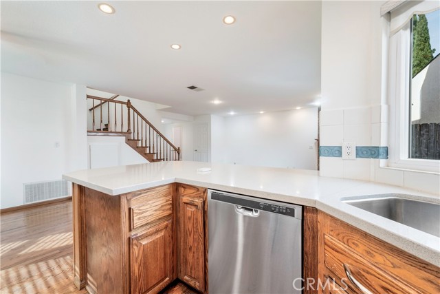 Detail Gallery Image 14 of 34 For 4425 E 5th a,  Long Beach,  CA 90814 - 3 Beds | 2/1 Baths