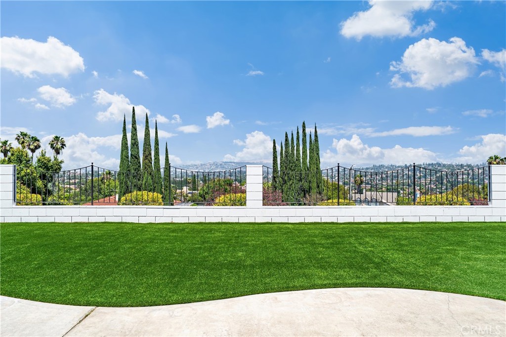 https://media.crmls.org/medias/ef481bf0-b292-4101-a697-d501cd0523b2.jpg?preset=X-Large