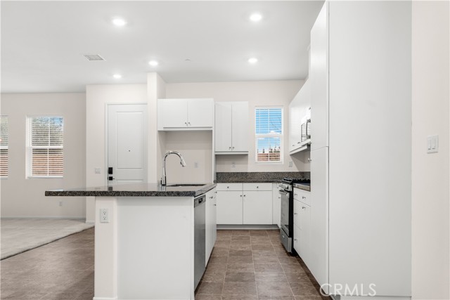 Detail Gallery Image 3 of 22 For 15901 Stresa Ln #6,  Fontana,  CA 92336 - 4 Beds | 3 Baths