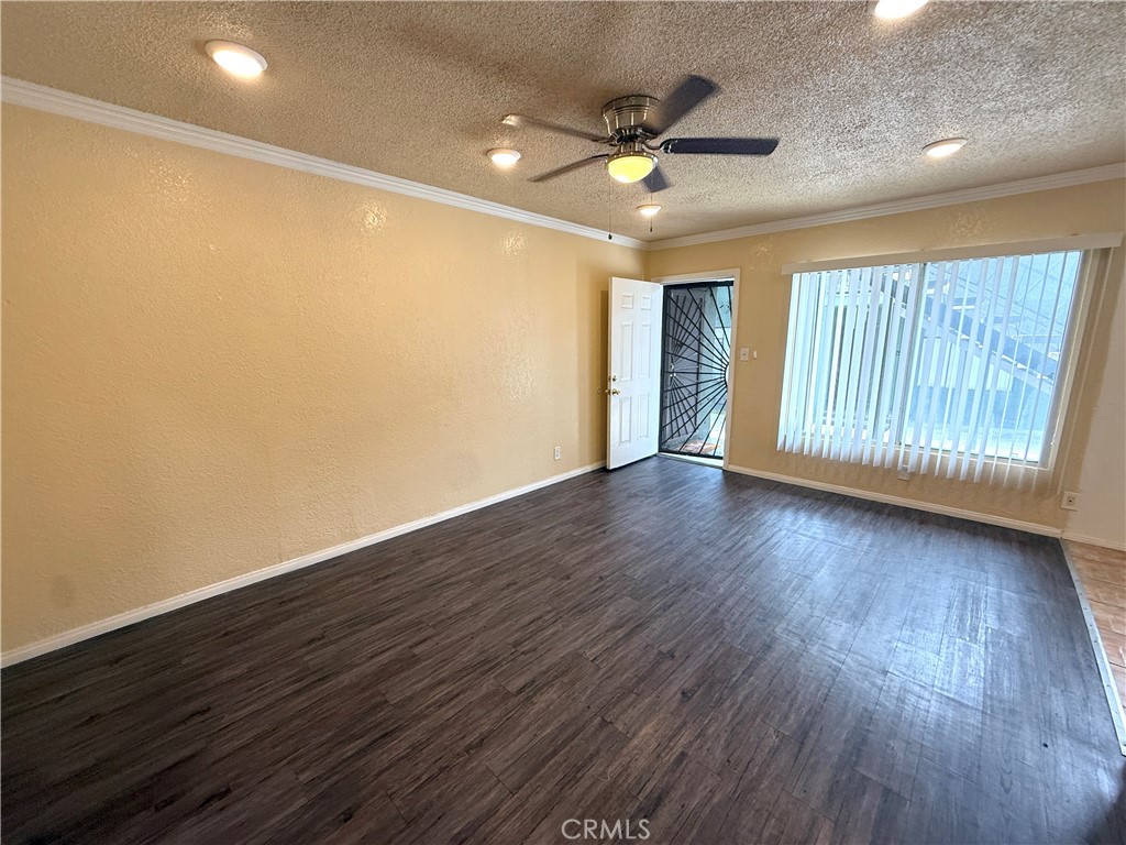 https://media.crmls.org/medias/ef48b23e-e1e7-4947-82e8-d11c871afa62.jpg?preset=X-Large