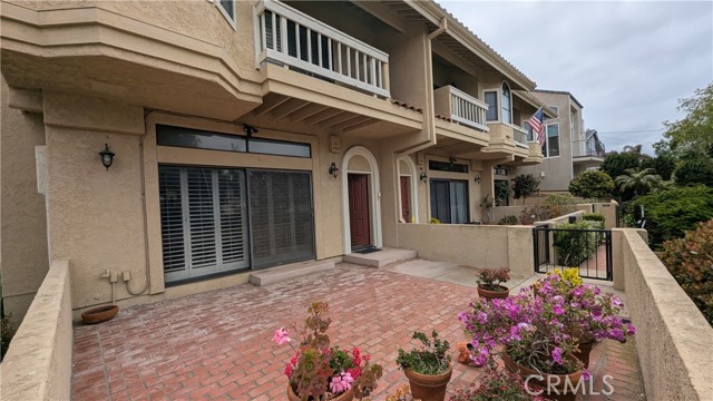 Detail Gallery Image 3 of 22 For 100 S Lucia Ave #1,  Redondo Beach,  CA 90277 - 3 Beds | 3 Baths