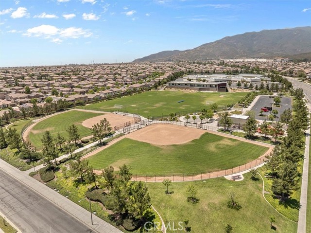3937 Scarlet Oak Court, San Bernardino CA: https://media.crmls.org/medias/ef4dd935-e252-438b-9640-5c1fe4e75a7e.jpg
