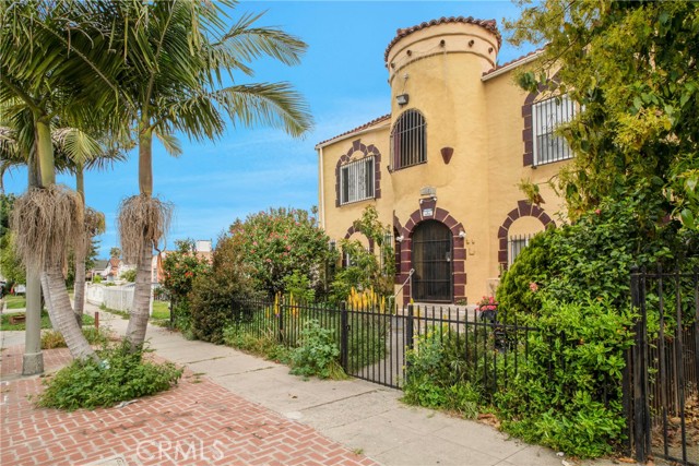 1061 W 57th Street, Los Angeles CA: https://media.crmls.org/medias/ef537f59-bd11-42cc-b694-19b259454faa.jpg