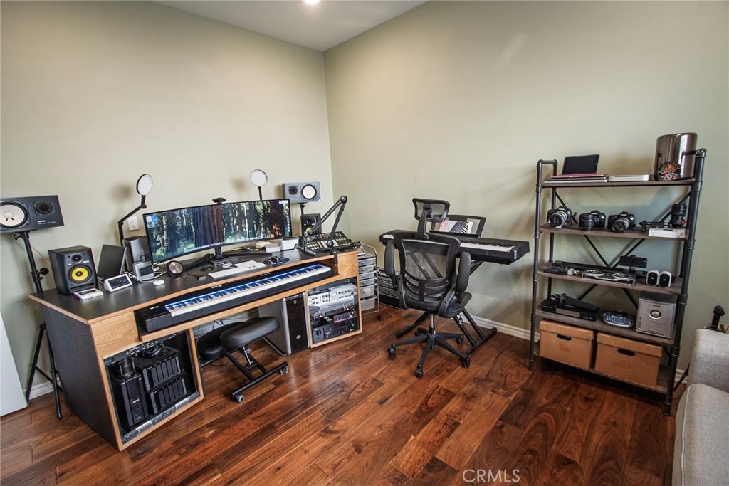 https://media.crmls.org/medias/ef53e4d2-f5d4-4d0d-942e-22e58418f365.jpg?preset=X-Large