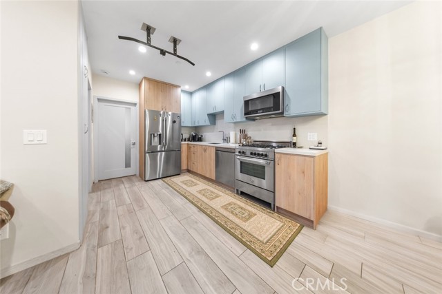 Detail Gallery Image 5 of 13 For 18748 1/2 Collins St, Tarzana,  CA 91356 - 1 Beds | 1 Baths