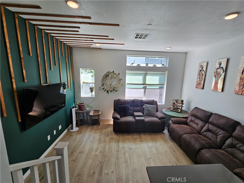 https://media.crmls.org/medias/ef553b29-c052-4bc5-861f-62ed6bbb8a7c.jpg?preset=X-Large