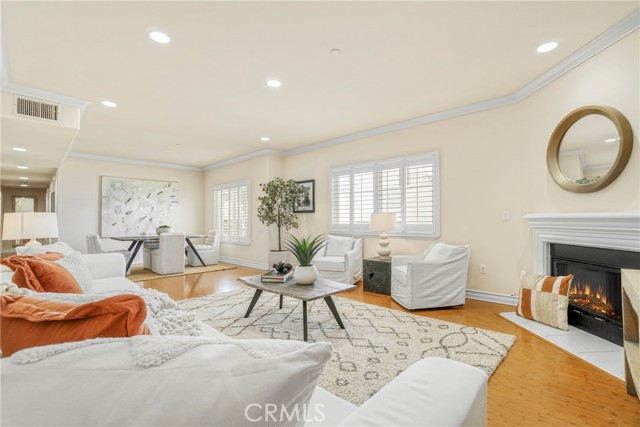 Detail Gallery Image 3 of 38 For 11923 Darlington Ave #302,  Los Angeles,  CA 90049 - 3 Beds | 3 Baths