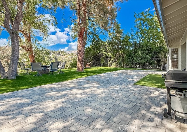 17547 Rushing Drive, Granada Hills CA: https://media.crmls.org/medias/ef5b4cfb-6c08-4abd-9a7a-8931e4b015cd.jpg