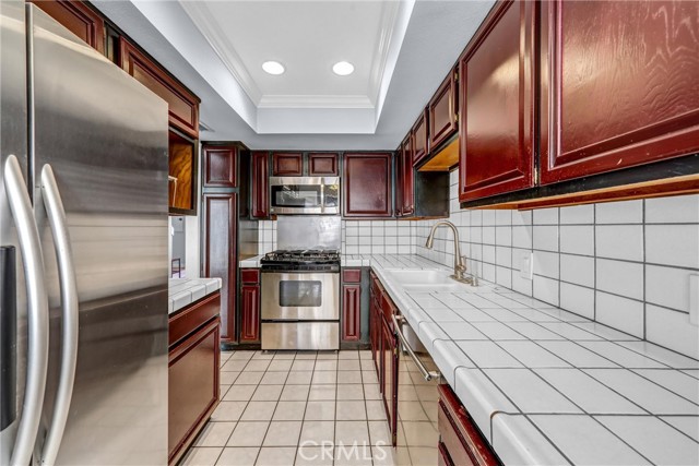 Detail Gallery Image 13 of 35 For 984 W Riverside Dr, Burbank,  CA 91506 - 3 Beds | 3 Baths