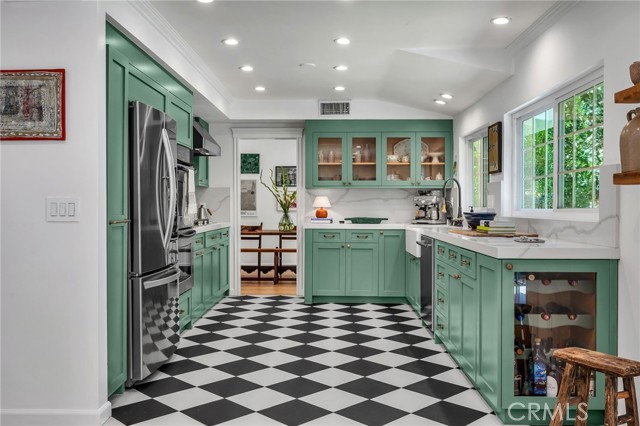 17152 Escalon Drive, Encino CA: https://media.crmls.org/medias/ef606290-db11-4584-b3b8-1a129ac94691.jpg