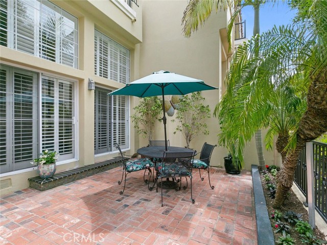 Detail Gallery Image 2 of 30 For 6051 Shadowbrook Cir, Huntington Beach,  CA 92648 - 2 Beds | 2/1 Baths