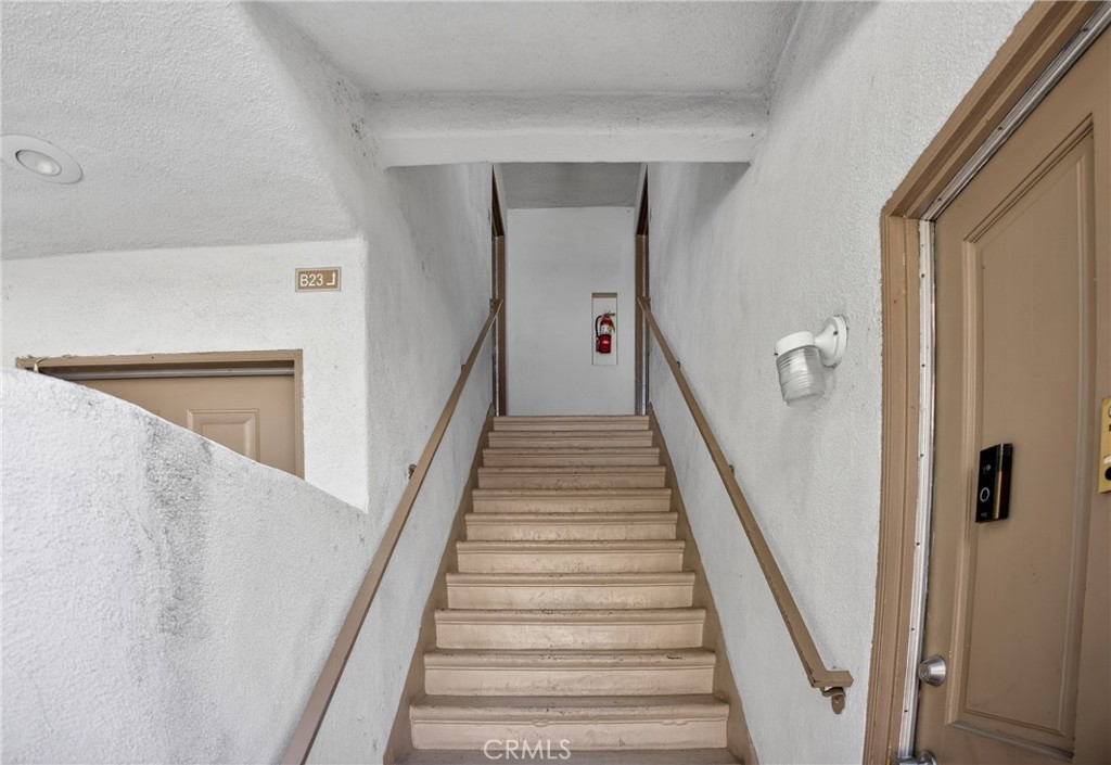 https://media.crmls.org/medias/ef60bffe-1cc4-4680-bbaf-c4400f836675.jpg?preset=X-Large