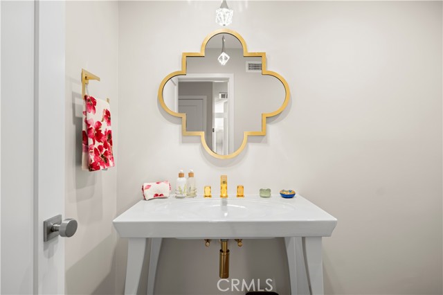 Detail Gallery Image 29 of 39 For 4000 Topside Ln, Corona Del Mar,  CA 92625 - 4 Beds | 2/1 Baths