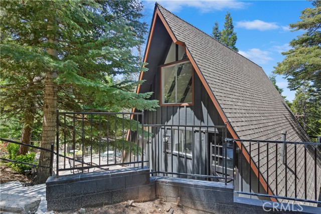 Detail Gallery Image 1 of 31 For 323 Mittry Ln, Lake Arrowhead,  CA 92352 - 3 Beds | 2 Baths