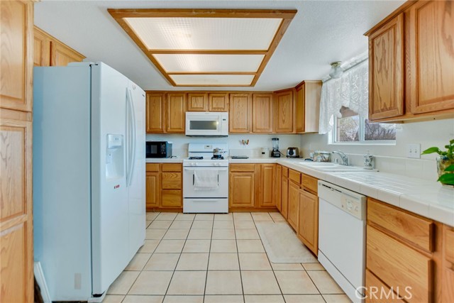 21919 Standing Rock Avenue, Apple Valley CA: https://media.crmls.org/medias/ef67871f-2bfb-4c08-8133-ad264a9b4872.jpg